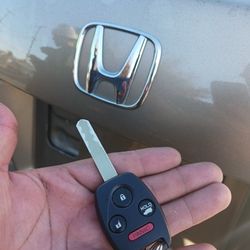 Car Keys And Remotes  / Llaves De Carro Y Controlles 