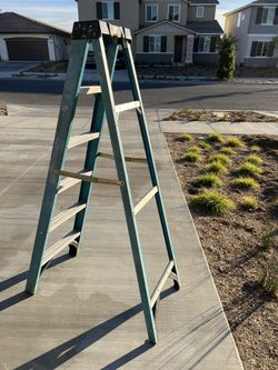 6’ Fiberglass Ladder