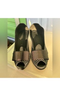 André Assous Espadrille polka dot blk/wht peep-toe wedge pumps w/ grosgrain bow