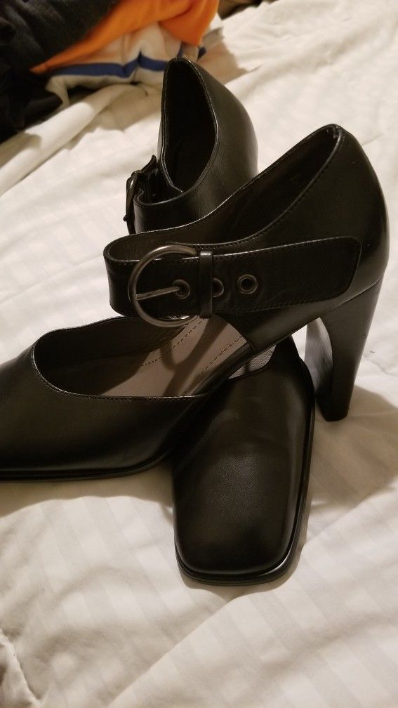 Pre Owned ME TOO leather Heels Size 9