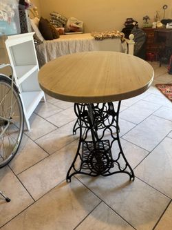 Singer Machine With Oval Quartzite