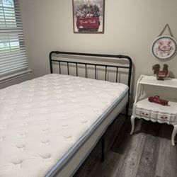 Queen mattress Like New 12 In hybrid 