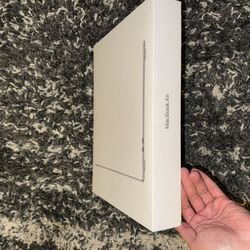 MacBook Air with Apple M3 8GB. memory 256GB 55D . Nuevo 15”