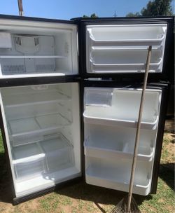 FRIGIDAIRE REFRIGERATOR