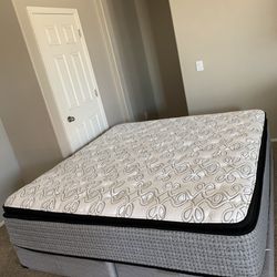 KING SIZE MATTRESS PILLOW TOP AND FREE BOX SPRINGS 