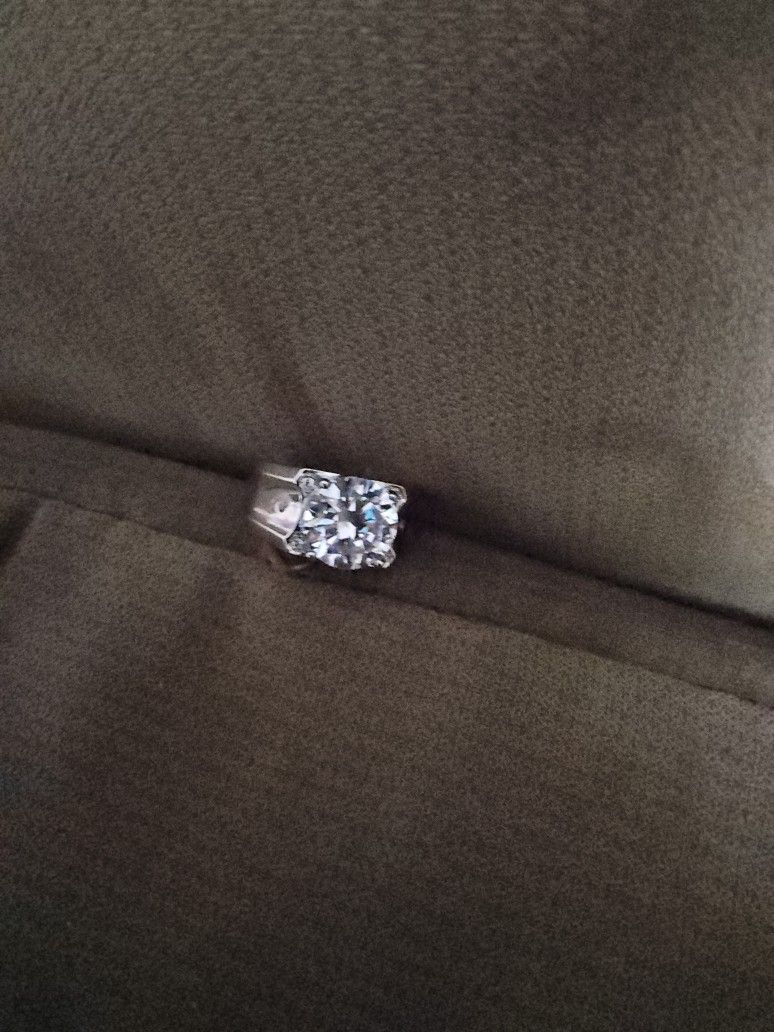 Beautiful Unisex Sterling Silver Ring With A 5kt Zerconia Stone