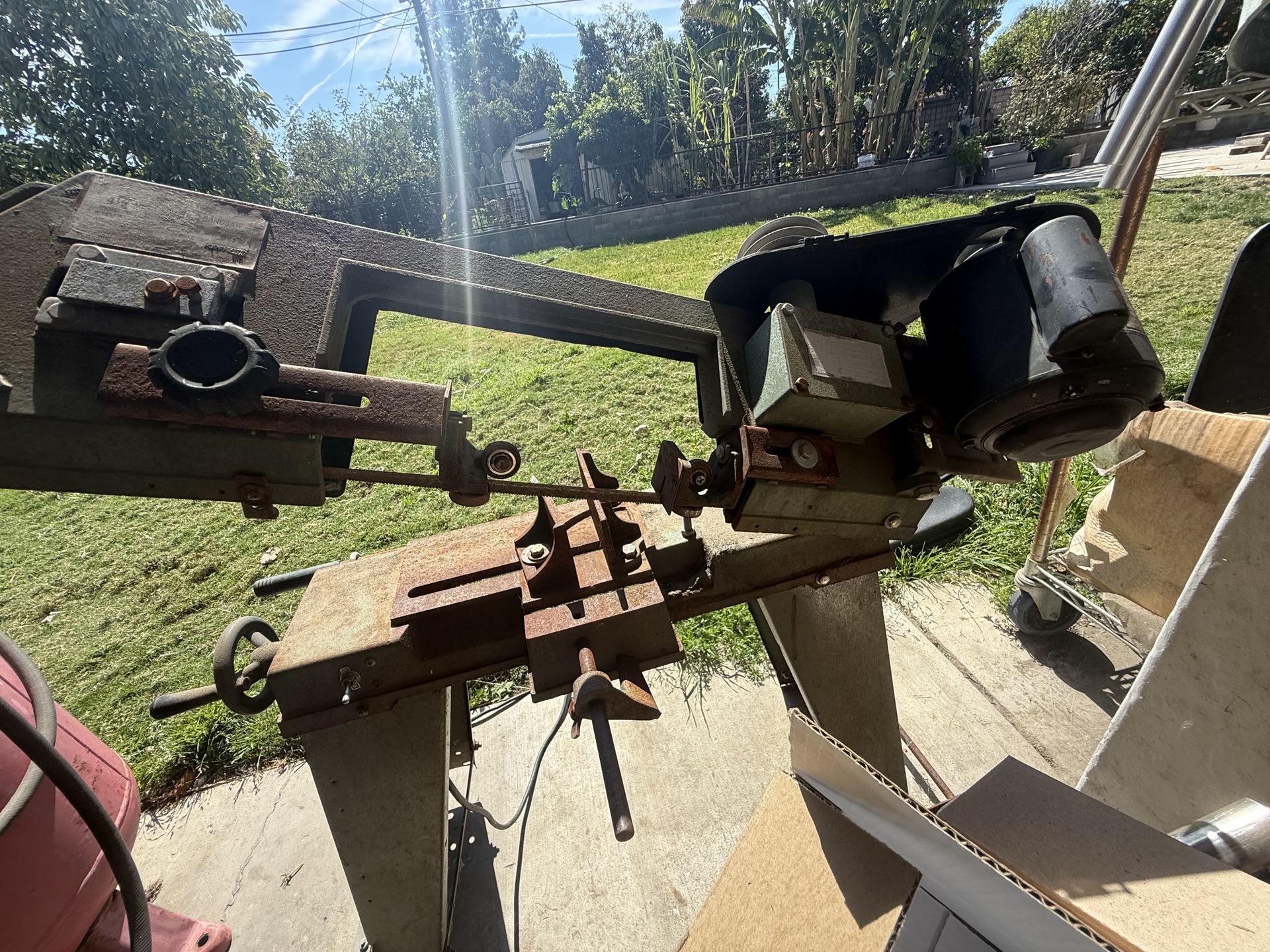 Mental cutting band saw