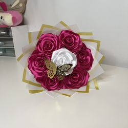 7ct eternal roses with small butterfly 