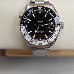 A fashionable mechanical men's watch