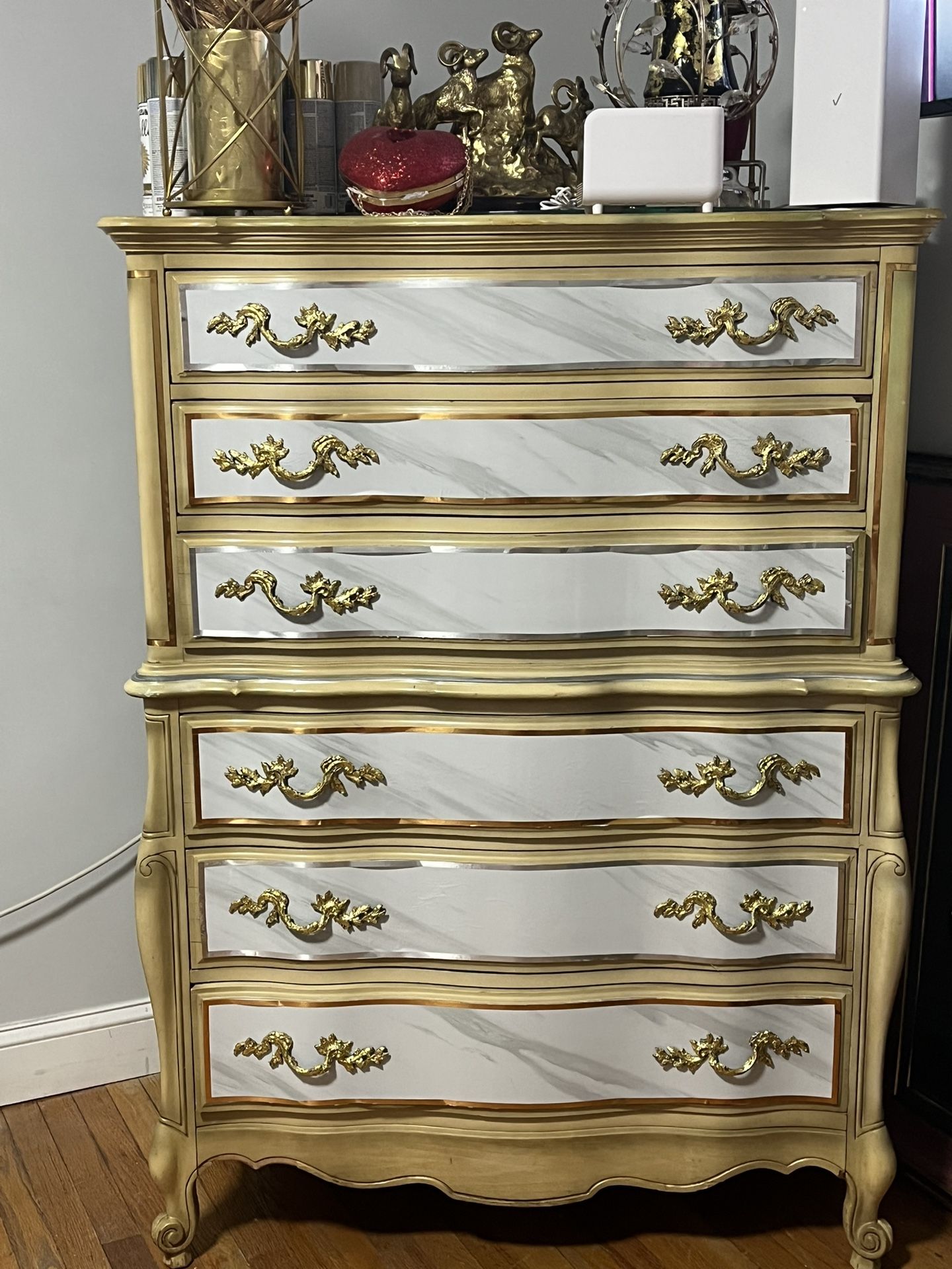 Antique wooden chest of drawers with 6 drawers in perfect condition