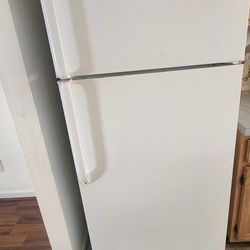 GE 18.1 Cu. Ft. Top-Freezer Refrigerator (Model GTH18GCDERWW