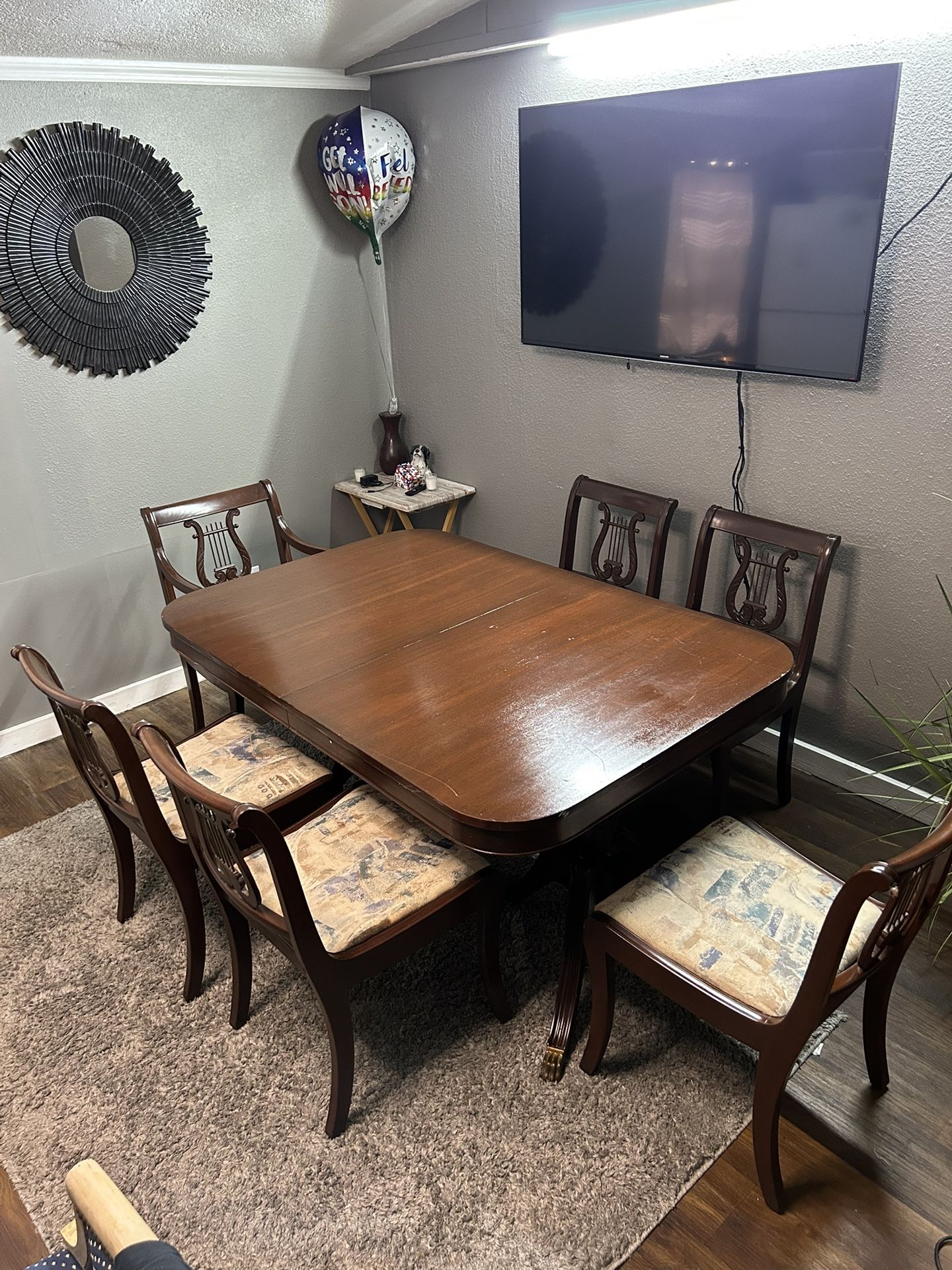 Leaf Table With Chairs