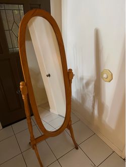 Antique traditional oval wood cheval mirror features a warm honey oak fınish and adjustable tilting