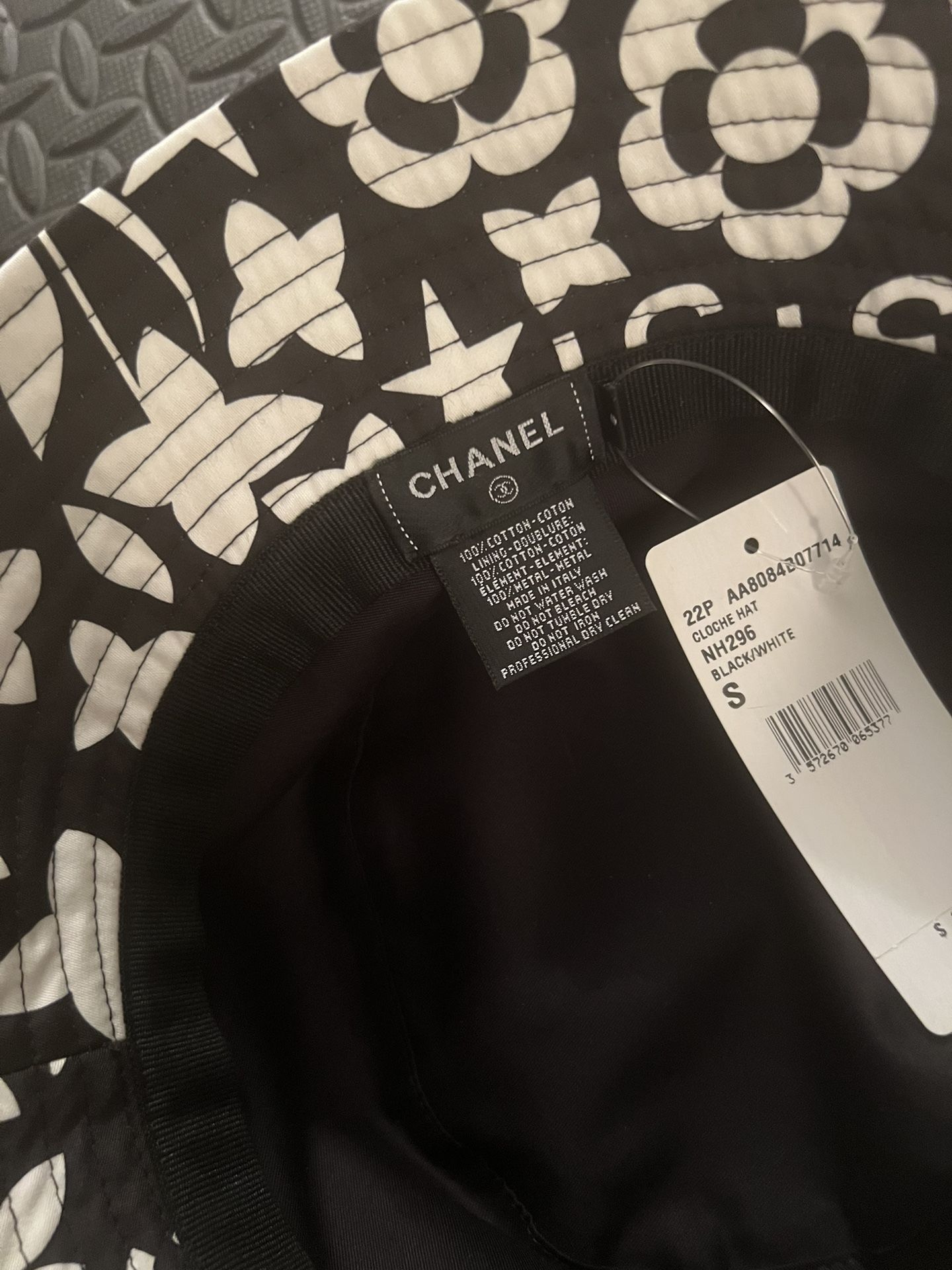 CHANEL 2022 CC Bucket Hat BRAND NEW WITH TAGS Size S display picture 3