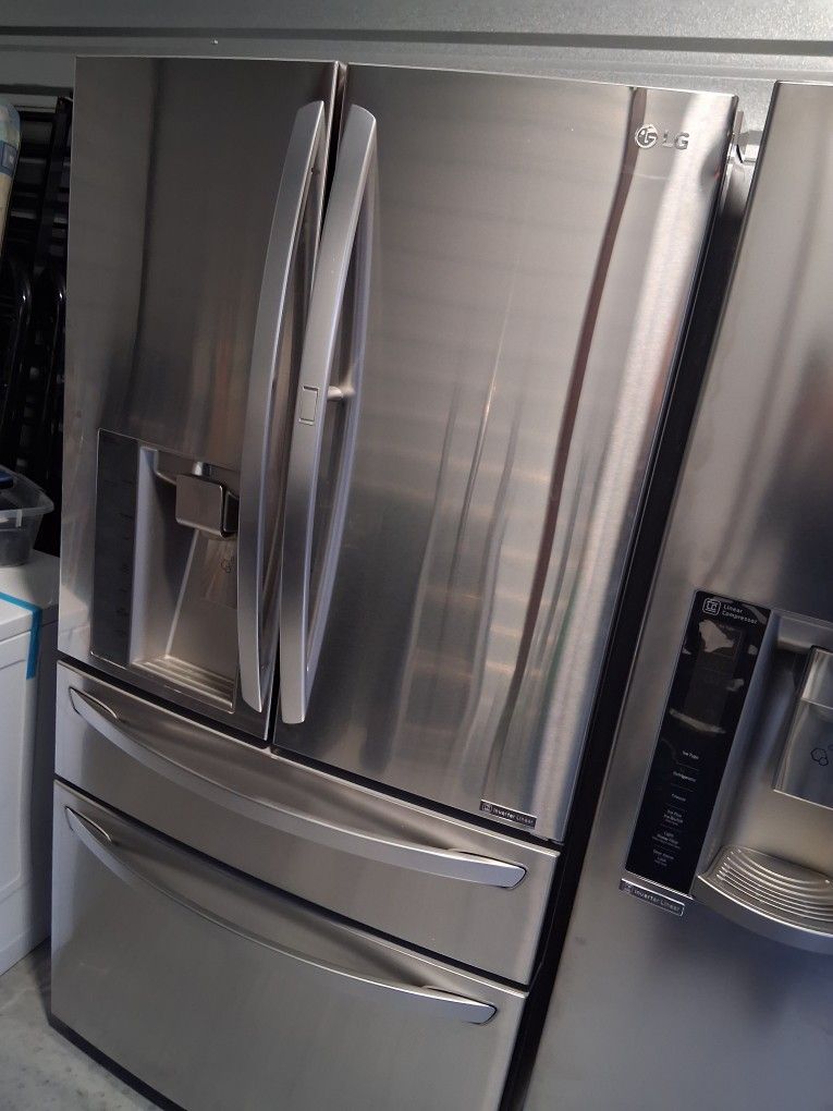 Nice LG French doors....Stainless Steel.  works 💪 well