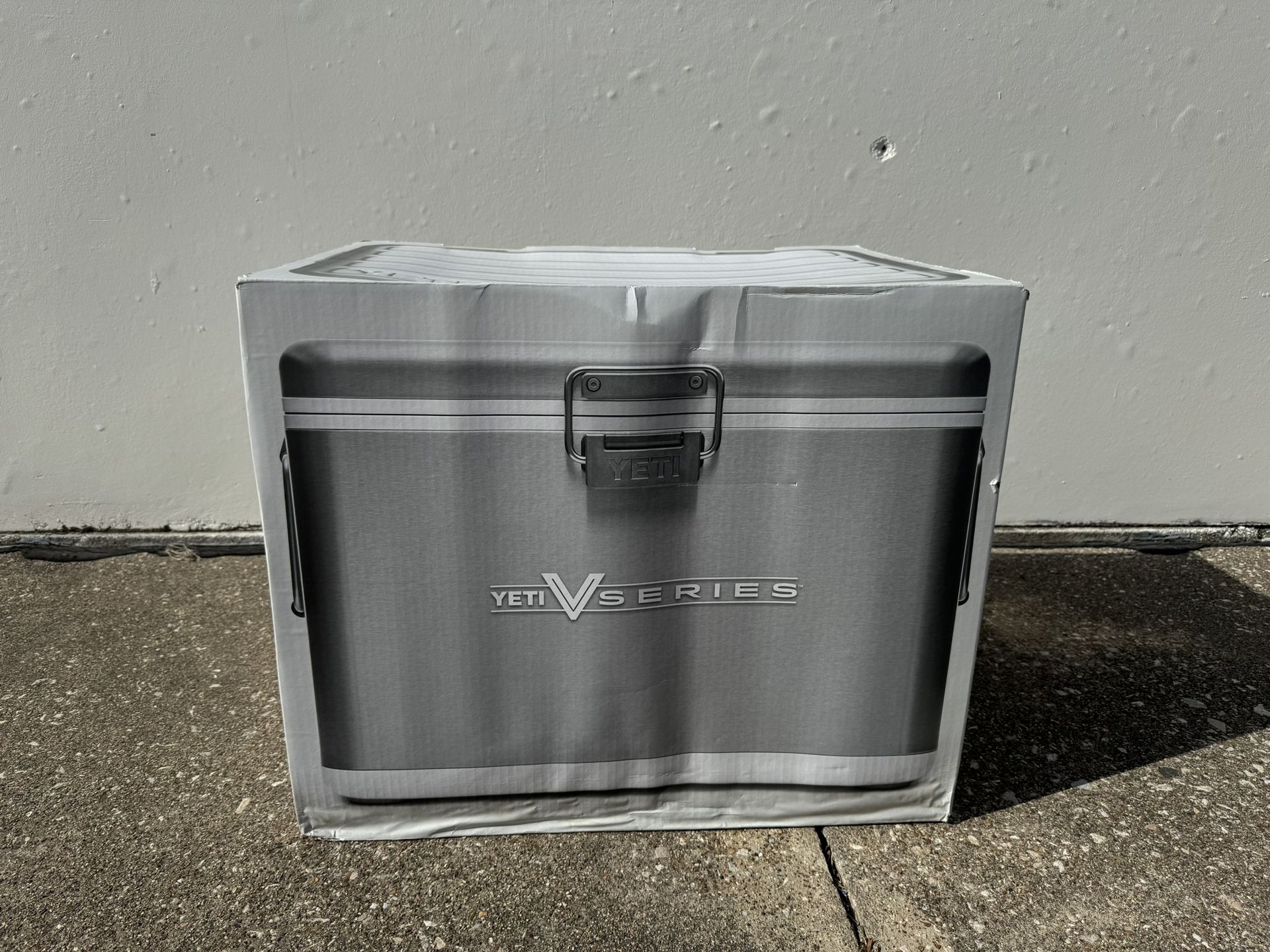 YETI V SERIES® STAINLESS STEEL COOLER