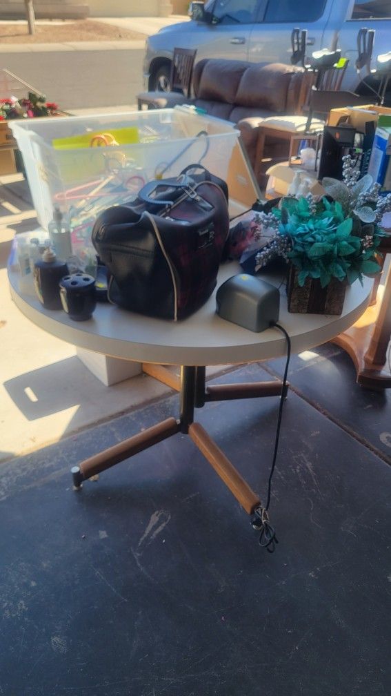 Kitchen Table & 4 Rolling/Swivel Chairs