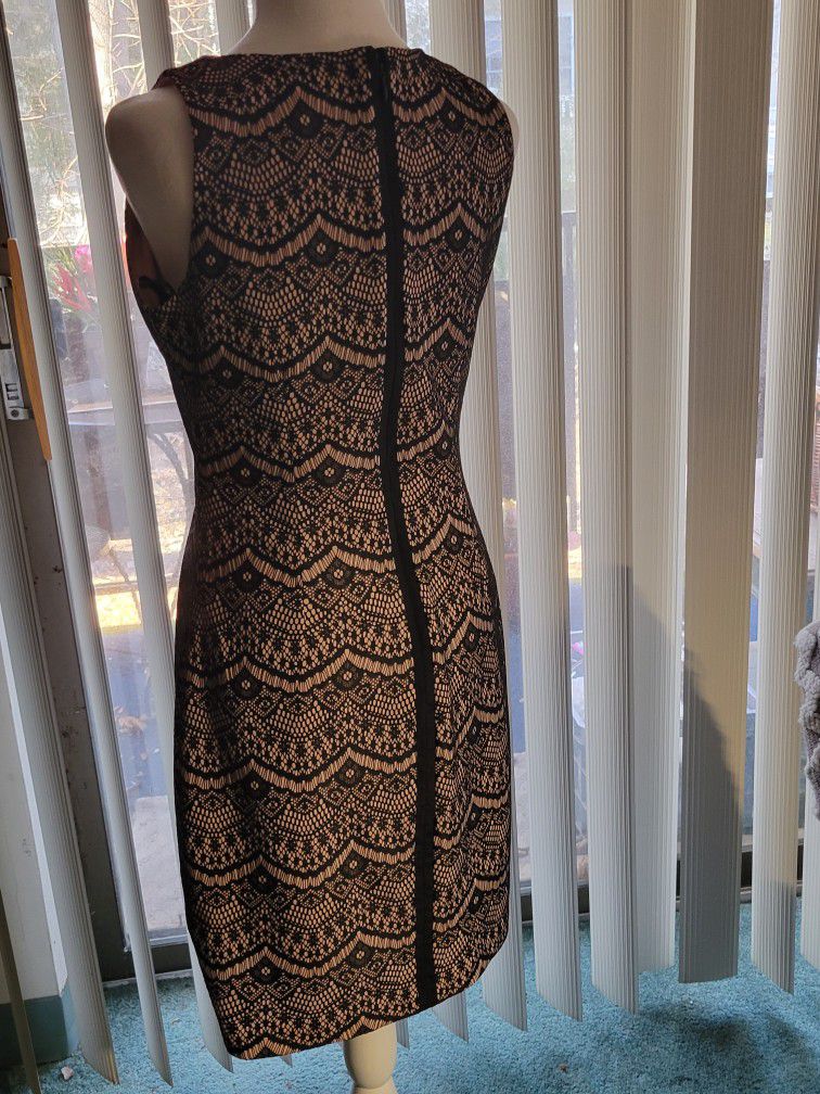 Beautiful black dress size 6 in perfect condition. See all pictures for more details.
