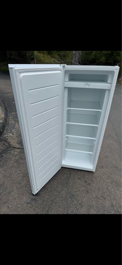 Tall upright freezer I offer delivery