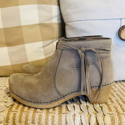 Women’s Dansko Maria Casual Clog Taupe Milled Nubuck Leather Boot EU 39 US 8.5-9