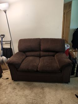 Brown Loveseat – Cozy 2-Seater Sofa – Must Pick Up