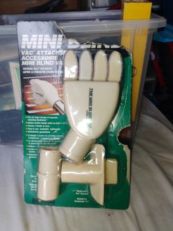 Vacuum attachment for cleaning blinds