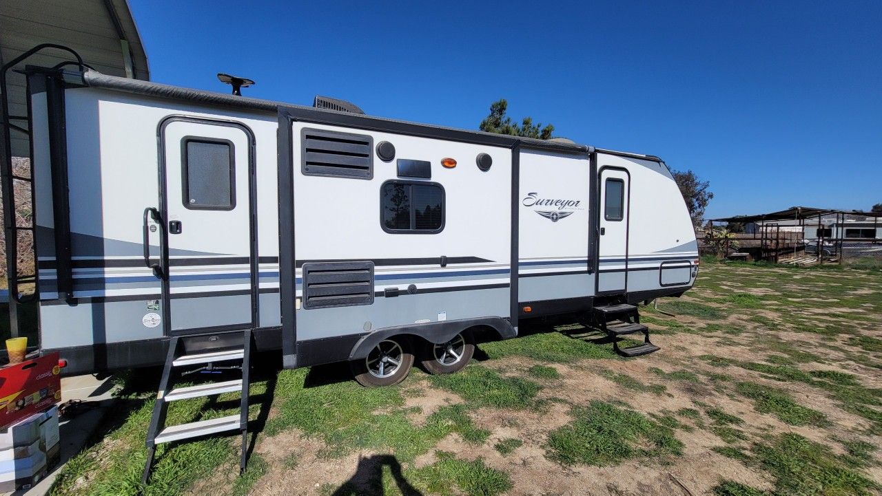 2018 Forest River surveyor 265rlds