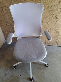 Ergonomic desk chair