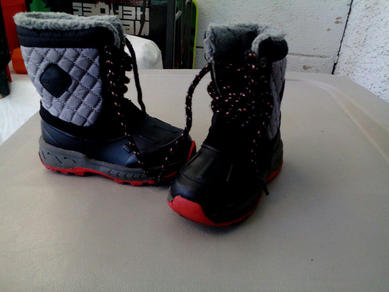 CARTERS. SNOW BOOTS. IN NEW CONDITIONS USED ONCE. KIDS TOLDER SIZE 8