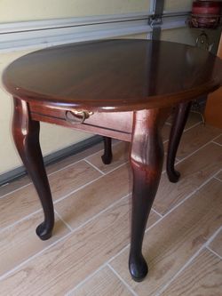 Mesa de sala 24"largo 21"Ancho 21"Alto