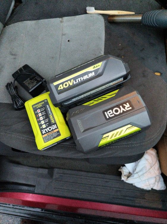 RYOBI 40V LITHIUM BATTERIES 4Ah And 2.6Ah And A Charger 