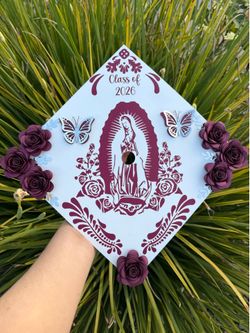Custom graduation cap topper  Adorno para birrete de graduación 👩‍🎓  Ya disponible para tomar pedidos  Elige , inspírate en un modelo  Que te guste 