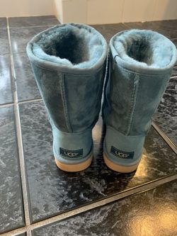 Women’s short Ugg boots size 6