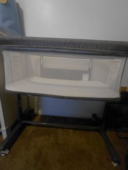 Adjustable Mesh Baby Bassinet – Excellent Condition