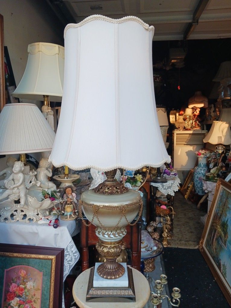  VERY BEAUTIFUL LOOKING VINTAGE LAMP  SOLID BRASS WITH  MARBLE  WORKS GREAT 