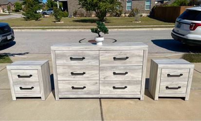 Beautiful Dresser & Nightstands Set