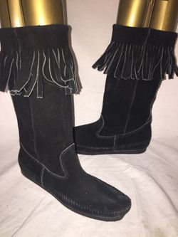 Minnetonka fringe suede moccasin boots size 9