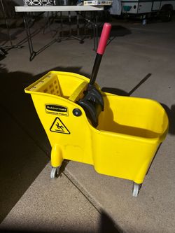 Rubbermaid Commercial Mop Bucket with Wringer