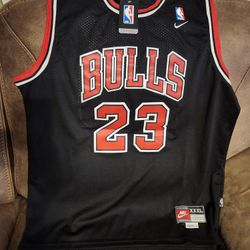 Bulls, Michael Jordan throwback Jersey.