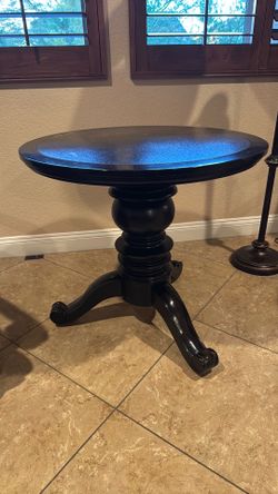 Round accent table