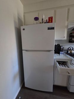 Frigidaire Top-Freezer Refrigerator – White – Great Working Condition