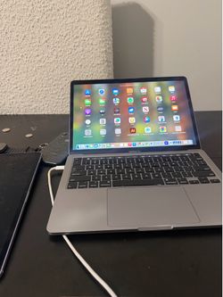 MacBook Pro 13-inch (Quad-Core i7 / 16GB / 512GB SSD) + Charger & Apps