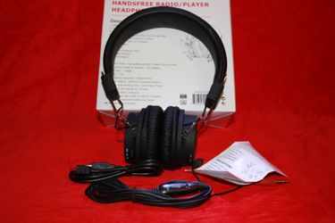 Skullcandy Samsung JVC Apple iPhone earbuds headphones ear bud many different types of Earbuds available Bz1