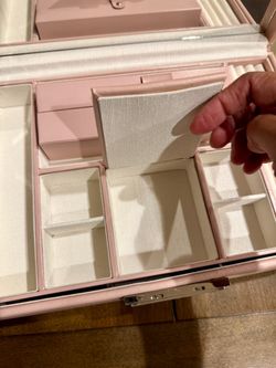 Brand new BEAUTIFUL Leather jewelry box