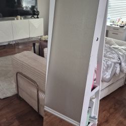 White Modern Jewelry Cabinet With LED Lighting