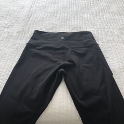 Lululemon Size 6, 3/4 Length Pants Like New