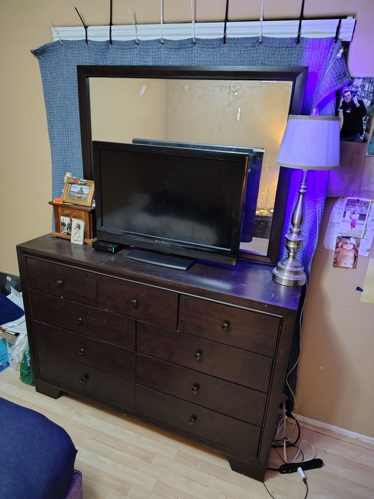 9 Drawer Dresser With 6 Ft Tall Mirror and Small Table