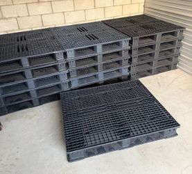 Plastic pallets for sale 40x48 $16 each