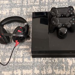 PS4 500GB 2 Controllers 