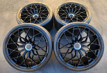 20" LAMBORGHINI HURACAN STO FORGED WHEELS AND TIRES